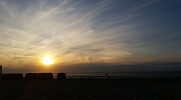 Faire une pause au bord de la mer en automne