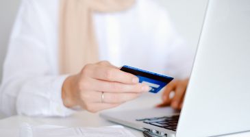 Can I make a reservation without a credit card at Hotel Villa Select?